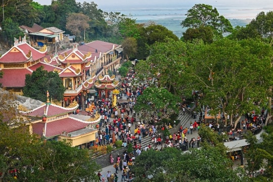 Du khách sẽ được chiêm bái bảo vật Phật giáo tại núi Bà Đen