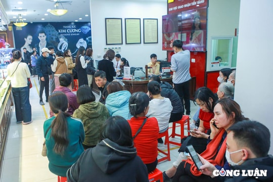 Giá vàng trên 100 triệu đồng/ lượng, 'cố thủ' từ sáng đến chiều để mua nửa chỉ