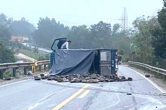 Khởi tố tài xế xe tải gây tai nạn khiến 2 mẹ con giáo viên tử vong ở Hà Tĩnh