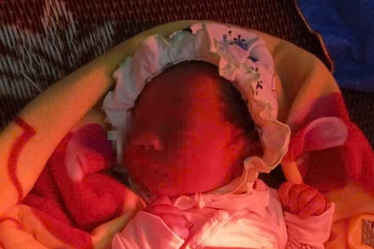 Tìm người thân cho bé trai bị bỏ rơi trong túi nilon ở Hà Tĩnh