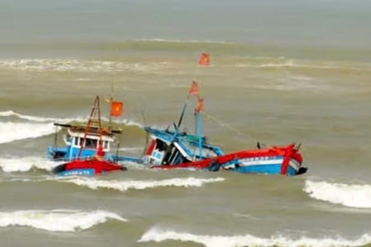 Nghệ An: Nỗ lực tìm kiếm 4 ngư dân mất tích trên biển