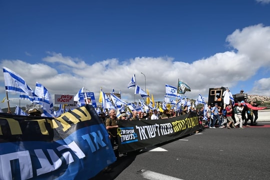 Biểu tình rầm rộ phản đối Thủ tướng Israel khi chiến tranh quay trở lại Gaza