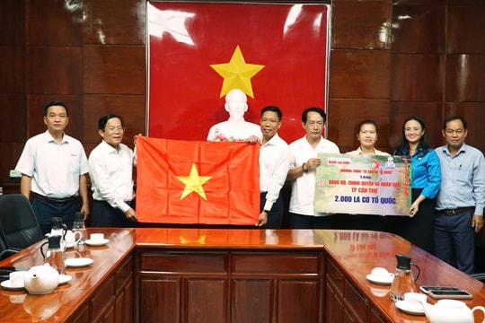 Báo Người Lao Động trao cờ Tổ quốc và 400 suất học bổng tại TP Cần Thơ