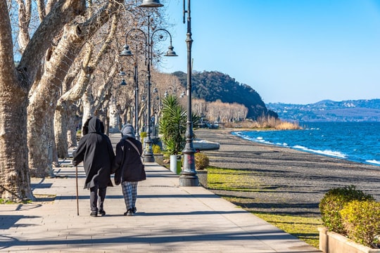 Báo cáo hạnh phúc thế giới 2025: Mỹ tụt hạng kỷ lục, Bắc Âu tiếp tục dẫn đầu