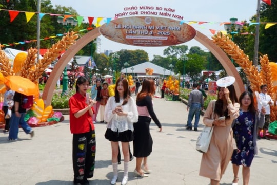 Hàng ngàn du khách tham dự Lễ hội Bánh mì lớn nhất Việt Nam