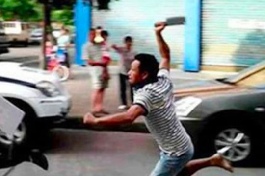 Nam shipper bị chém gục tại chỗ khi giao hàng