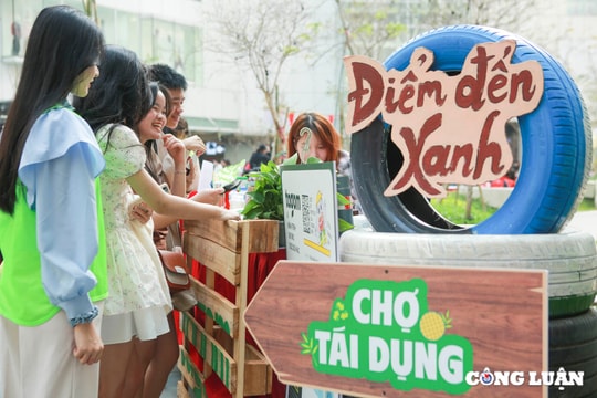 Đổi rác lấy quà, đổi đồ cũ lấy đồ đã qua sử dụng tại Lễ hội “Tắt đèn bật ý tưởng” 2025