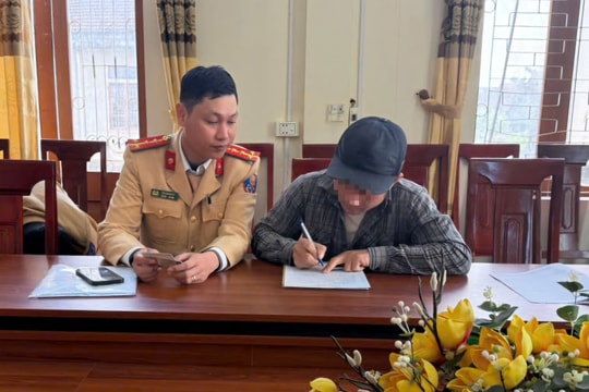 Vừa lái xe vừa chơi game, tài xế xe khách bị phạt 10 triệu đồng