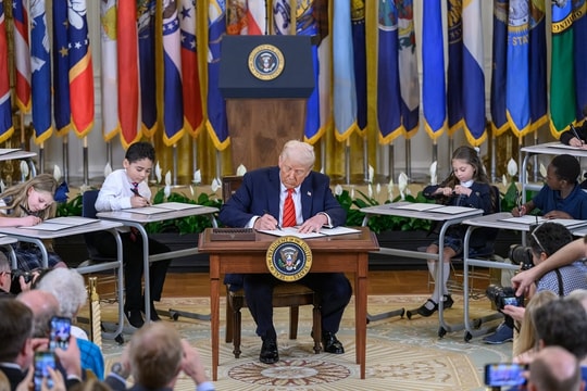 Tổng thống Donald Trump ký lệnh thu hẹp và tiến tới giải thể Bộ Giáo dục Mỹ