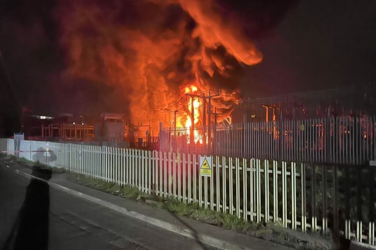 Sân bay lớn nhất châu Âu đóng cửa sau vụ cháy trạm biến áp, hàng không quốc tế hỗn loạn