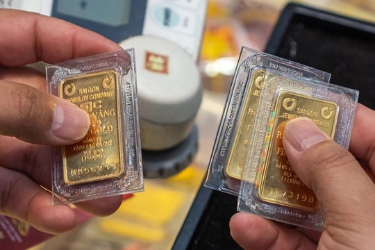 Vàng miếng SJC "bốc hơi" cả triệu đồng mỗi lượng