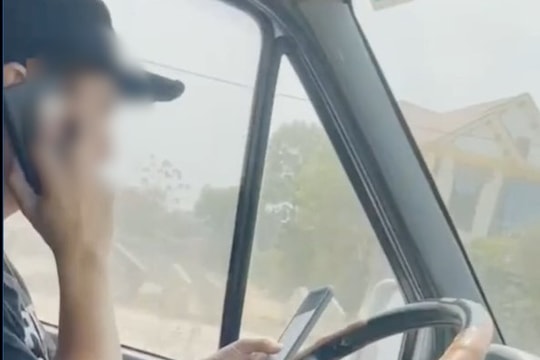 Nghệ An: Hành khách hoảng sợ vì tài xế vừa lái xe vừa nghe điện thoại và nhắn tin
