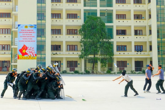 Cảnh sát gìn giữ hòa bình số 1 diễn tập trấn áp tội phạm