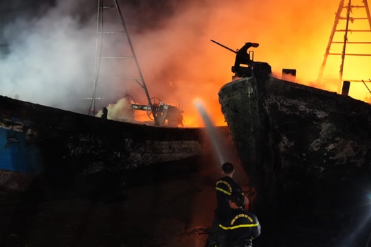 Tiền Giang: 5 tàu cá bị lửa thiêu rụi trong đêm