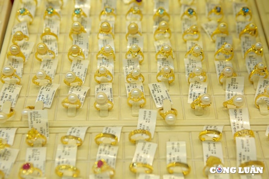 Giá vàng 'lặng sóng' sau 1 tuần biến động dữ dội