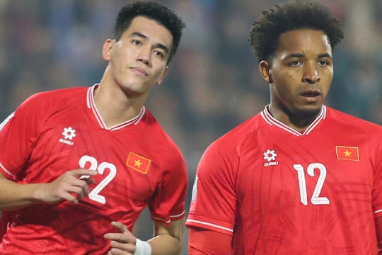 HLV Kim Sang-sik giao trọng trách ghi bàn cho Tiến Linh trong trận đấu với ĐT Lào