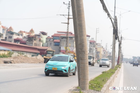 Nguy hiểm rình rập từ những cột điện xiêu vẹo ở Thủ đô