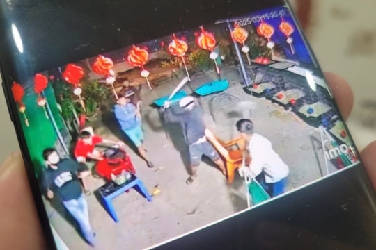 Người đàn ông bị chém trọng thương vì cho rằng nhìn đểu