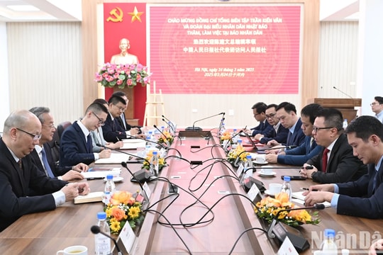 Đoàn đại biểu Nhân Dân nhật báo đến thăm và làm việc với Báo Nhân Dân