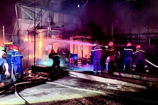 Cháy lớn tiệm rửa xe rộng 2.000m2 ở Bà Rịa - Vũng Tàu