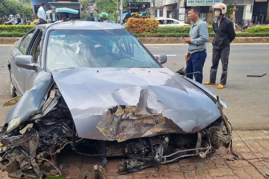 Vụ xe ô tô bẹp dúm, 2 người văng ra khỏi xe sau va chạm ở Gia Lai: Một nạn nhân đã tử vong