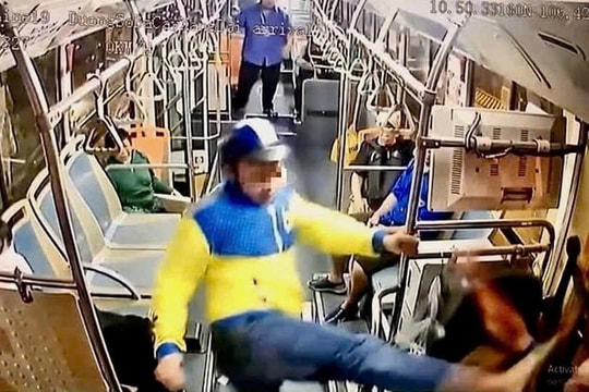 Bắt người đàn ông mặc đồ xe ôm công nghệ đánh tài xế xe buýt