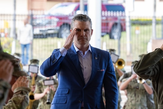 Bộ trưởng Quốc phòng Mỹ phủ nhận chia sẻ kế hoạch tấn công Houthi với nhà báo