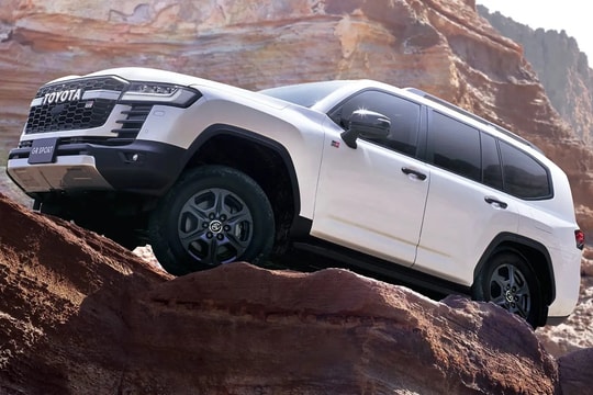 Hé lộ Toyota Land Cruiser 300 mới 2026: Màn hình gần gấp đôi, thêm công nghệ, ADAS trang bị tiêu chuẩn