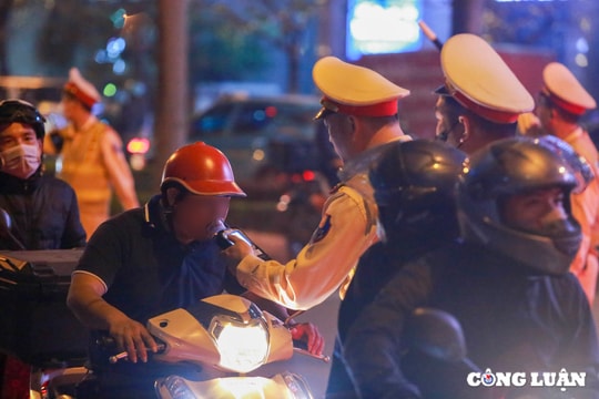 Hà Nội: 2 giờ kiểm tra nồng độ cồn phát hiện 14 vi phạm, trong đó có 3 trường hợp kịch khung