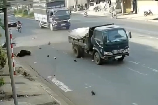 Gia Lai: Phóng nhanh qua ngã ba, thanh niên đi xe máy đâm vào xe tải tử vong