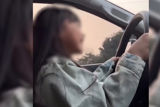Xôn xao video người đàn ông giao vô lăng ô tô cho bé gái cầm lái, chạy 60km/h