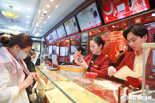 Giá vàng hôm nay vượt xa mốc 115 triệu đồng/lượng, tăng gần 10 triệu đồng