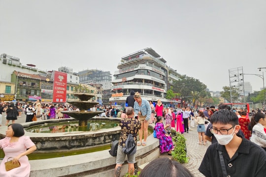 Bất chấp cảnh báo, người dân vẫn 'ùn ùn' check-in toà nhà Hàm Cá Mập trước khi tháo dỡ