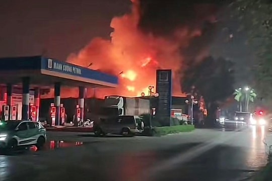 Hà Nội: Cháy khu nhà rộng hàng trăm m2 gần cây xăng