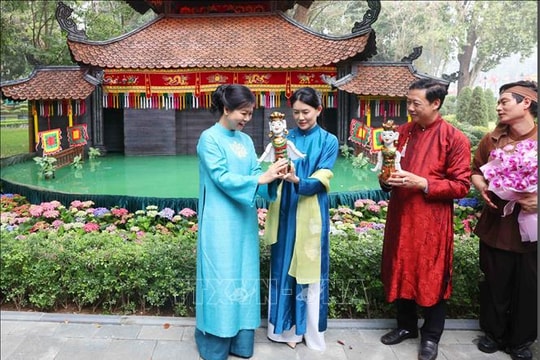 Phu nhân Tổng Bí thư cùng Phu nhân Thủ tướng Singapore xem múa rối nước