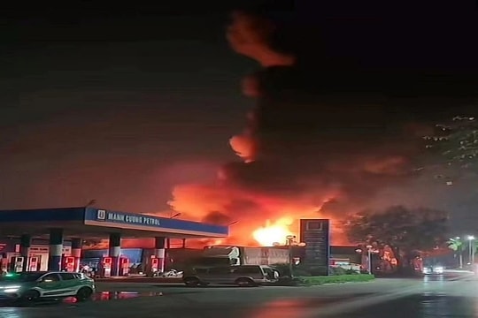 Cháy lớn kho hàng cạnh cây xăng Đông Dư, Gia Lâm, Hà Nội trong đêm