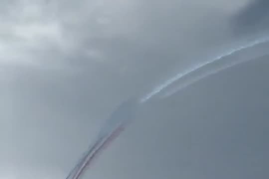 Video phi công nhảy thoát khỏi vụ chạm máy bay ở Pháp