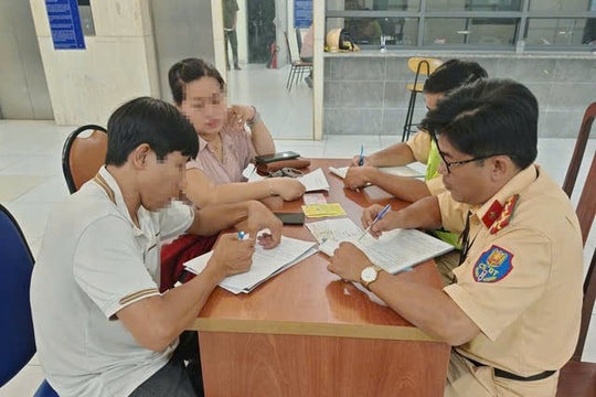 Phạt tài xế xe cứu thương chở diễn viên đi sự kiện ở TP HCM