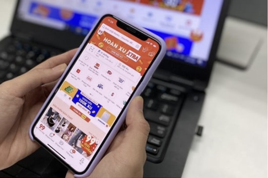 Người bán và người mua chịu ảnh hưởng từ việc tăng phí sàn thương mại điện tử