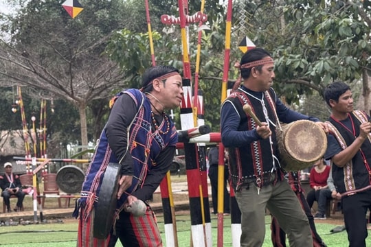 Trình diễn dân ca dân vũ Tây Nguyên 'Em là hoa Pơ lang' tại Làng Văn hóa