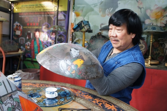 Nhận diện tranh kính nghệ thuật của người Việt