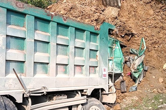 Xe ben đâm vào vách đất sau va chạm, tài xế tử vong tại chỗ