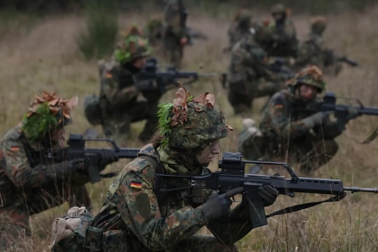 Châu Âu chia rẽ về việc tăng chi tiêu quốc phòng và thoát ảnh hưởng Mỹ