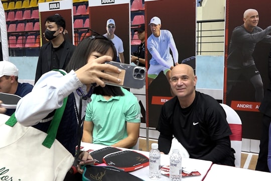 Hàng nghìn cổ động viên chào đón tay vợt Pickleball số 1 thế giới