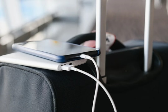 Ngày càng nhiều hãng hàng không cấm mang sạc dự phòng lên máy bay