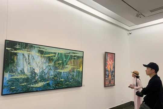 Triển lãm 'Xuôi dòng sông Thu 2025' gây quỹ xây nhà cho người nghèo