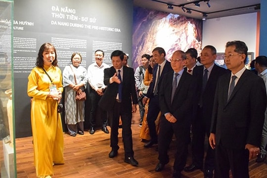 Bảo tàng Đà Nẵng đưa rô bốt thông minh phục vụ khách tham quan