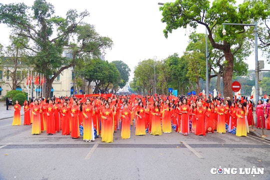 Hơn 1.000 phụ nữ Hà Nội diễu hành áo dài và xếp hình bản đồ Việt Nam