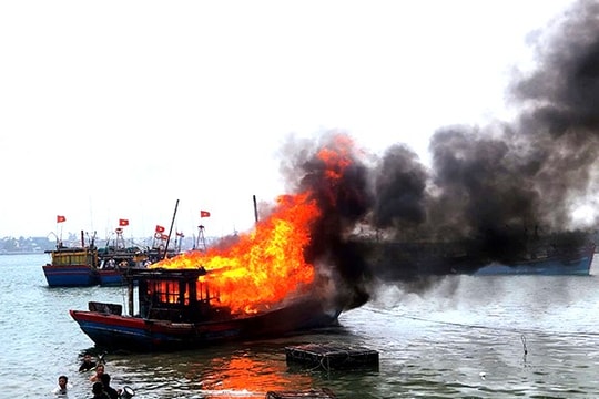 Tàu cá bốc cháy dữ dội trên sông Nhật Lệ, thiệt hại ước tính 1,2 tỷ đồng