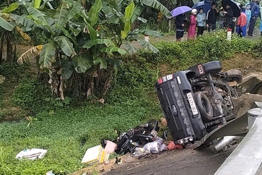 Hà Tĩnh: Va chạm giữa ô tô bán tải và xe máy trên QL8, 3 người thương vong